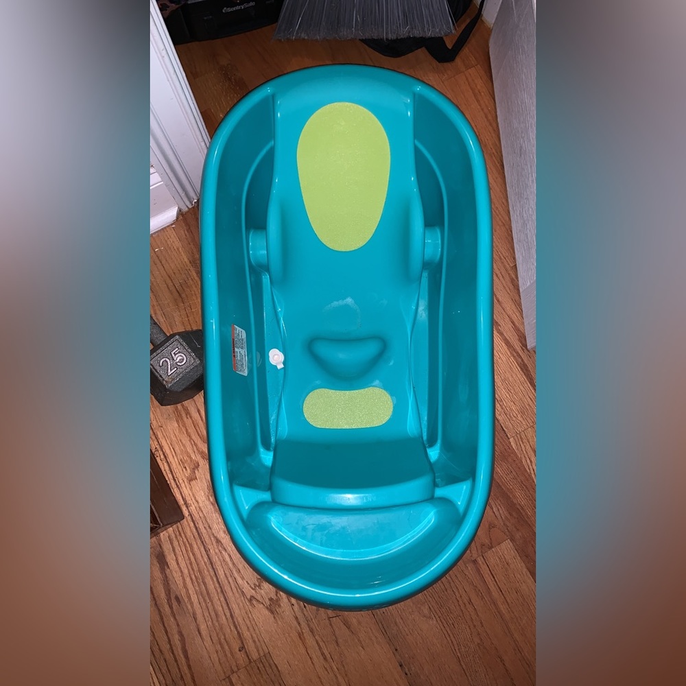 Baby tub with mesh covering